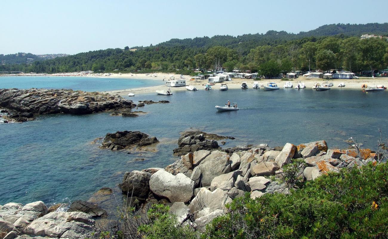 Alonaki beach'in fotoğrafı parlak kum yüzey ile