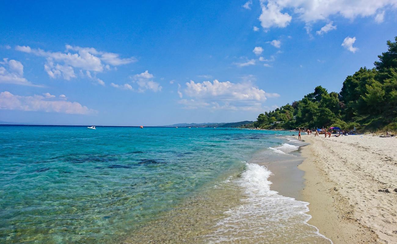 Kryopigi beach'in fotoğrafı açık bej kum yüzey ile