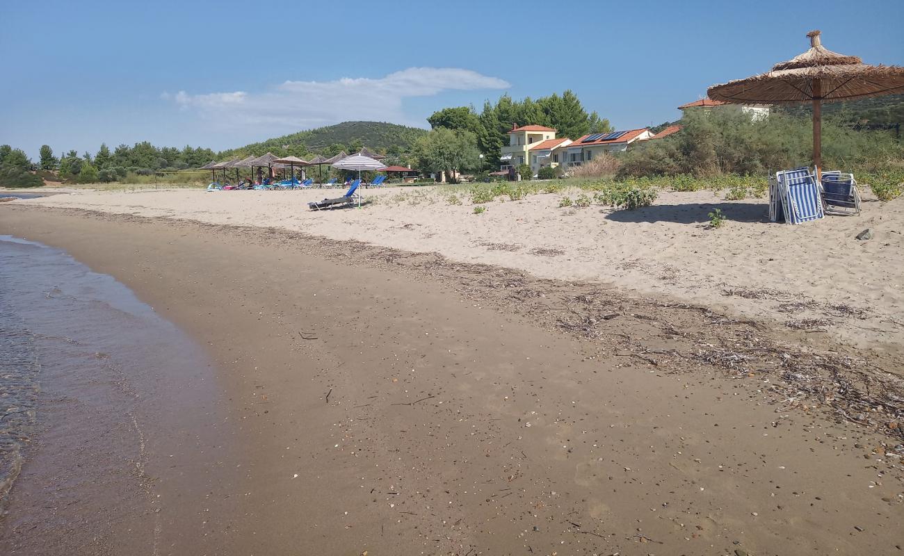 Monopetro beach'in fotoğrafı parlak kum yüzey ile