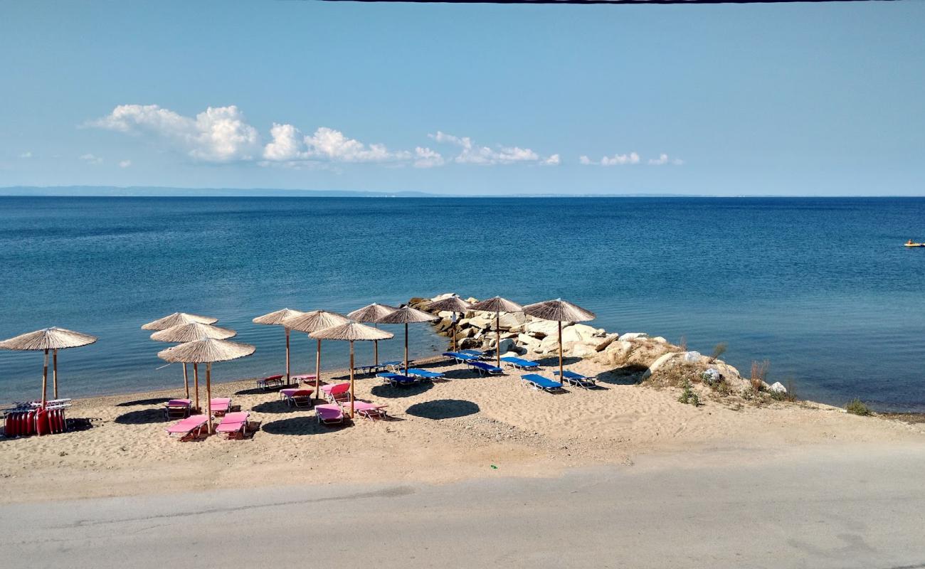 Nikiti beach II'in fotoğrafı açık bej kum yüzey ile