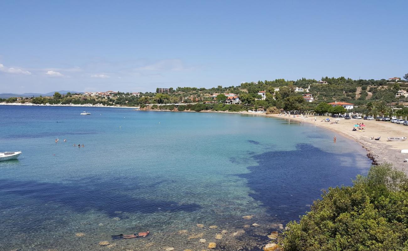 Kastri beach'in fotoğrafı kahverengi kum yüzey ile