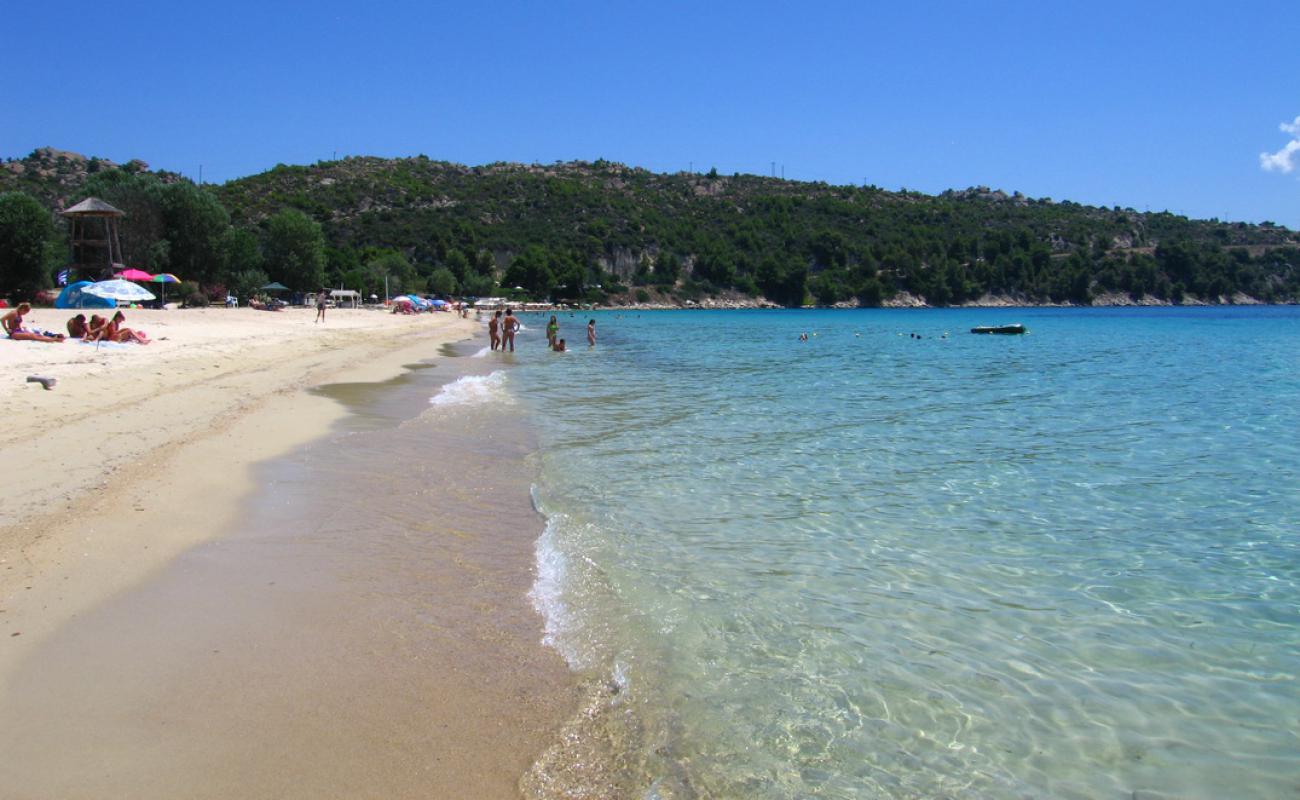 Agios Ioannis Plajı'in fotoğrafı parlak ince kum yüzey ile