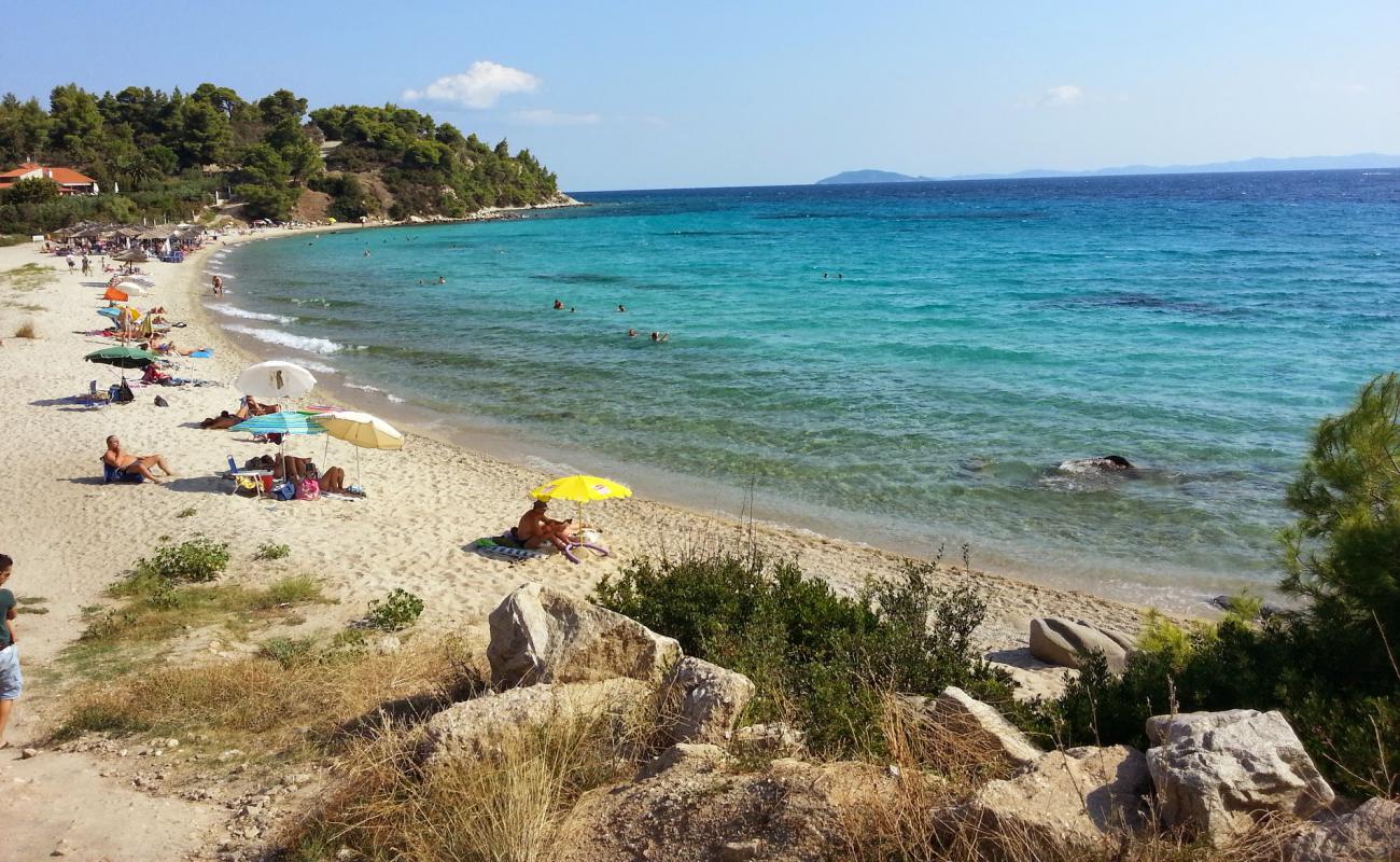 Koviou beach'in fotoğrafı i̇nce bej kum yüzey ile