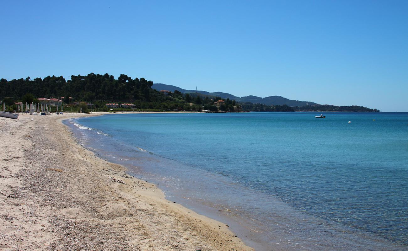 Tripotamos beach'in fotoğrafı parlak kum yüzey ile