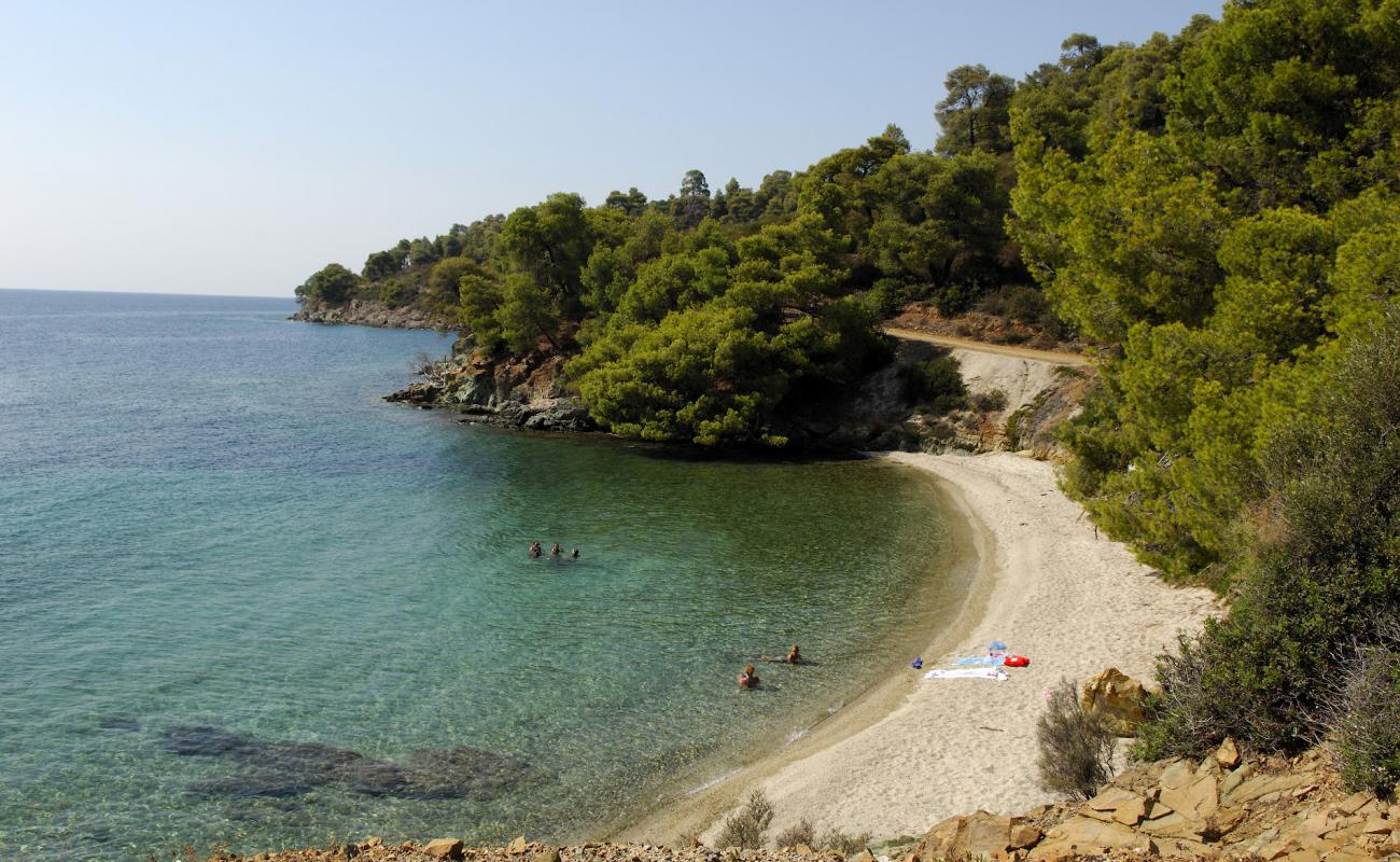 Kalyva Mare III'in fotoğrafı parlak kum yüzey ile