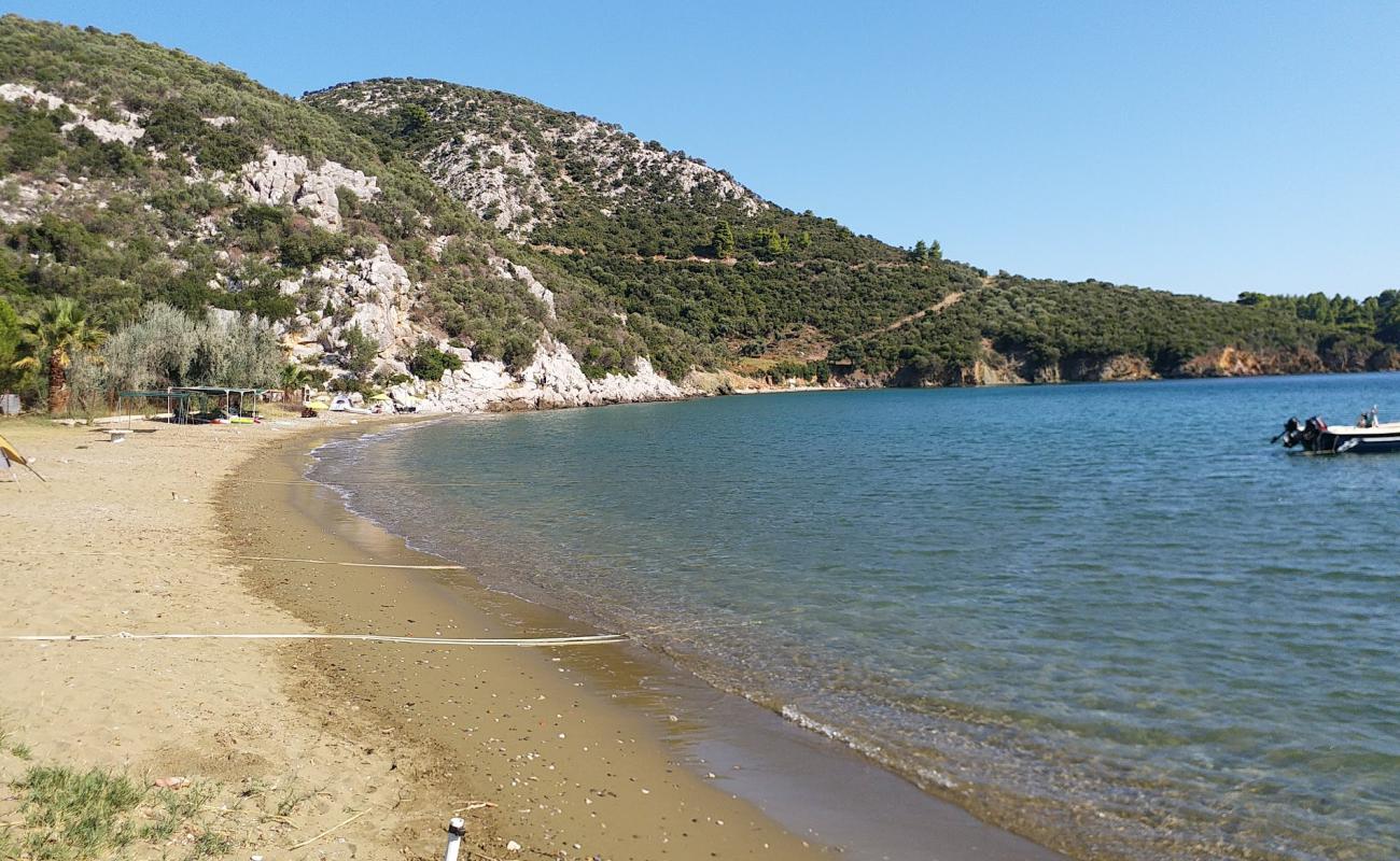 Marathias beach'in fotoğrafı açık bej kum yüzey ile