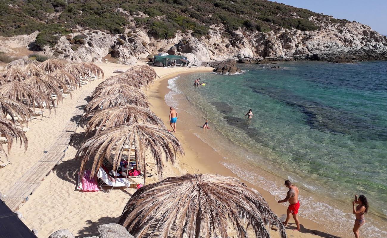 Tigania beach'in fotoğrafı i̇nce kahverengi kum yüzey ile