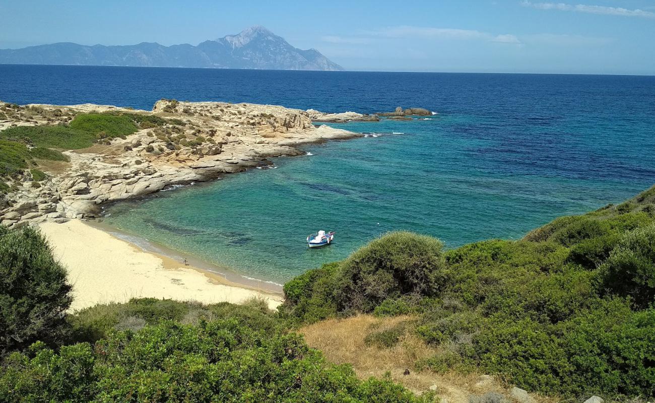Prassou Beach'in fotoğrafı i̇nce bej kum yüzey ile