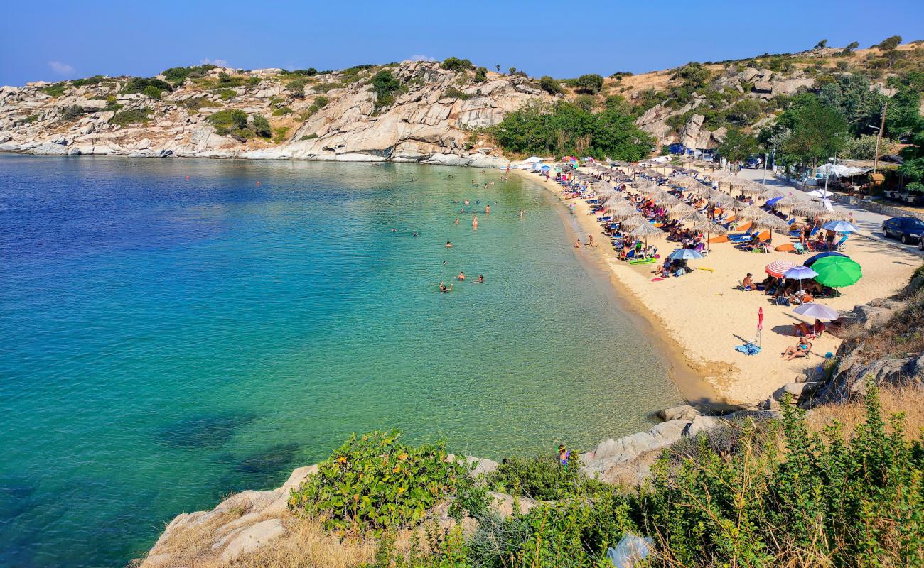 Tourkolimnionas beach'in fotoğrafı i̇nce bej kum yüzey ile