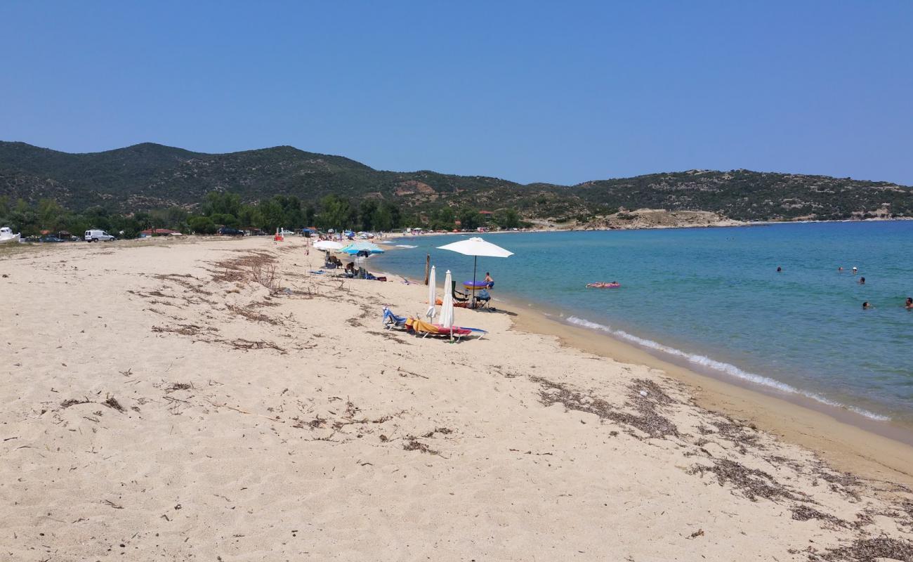 Paralia Sikia'in fotoğrafı açık bej kum yüzey ile