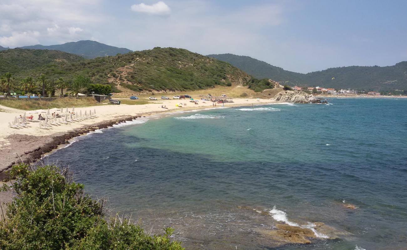 Platania beach'in fotoğrafı açık bej kum yüzey ile