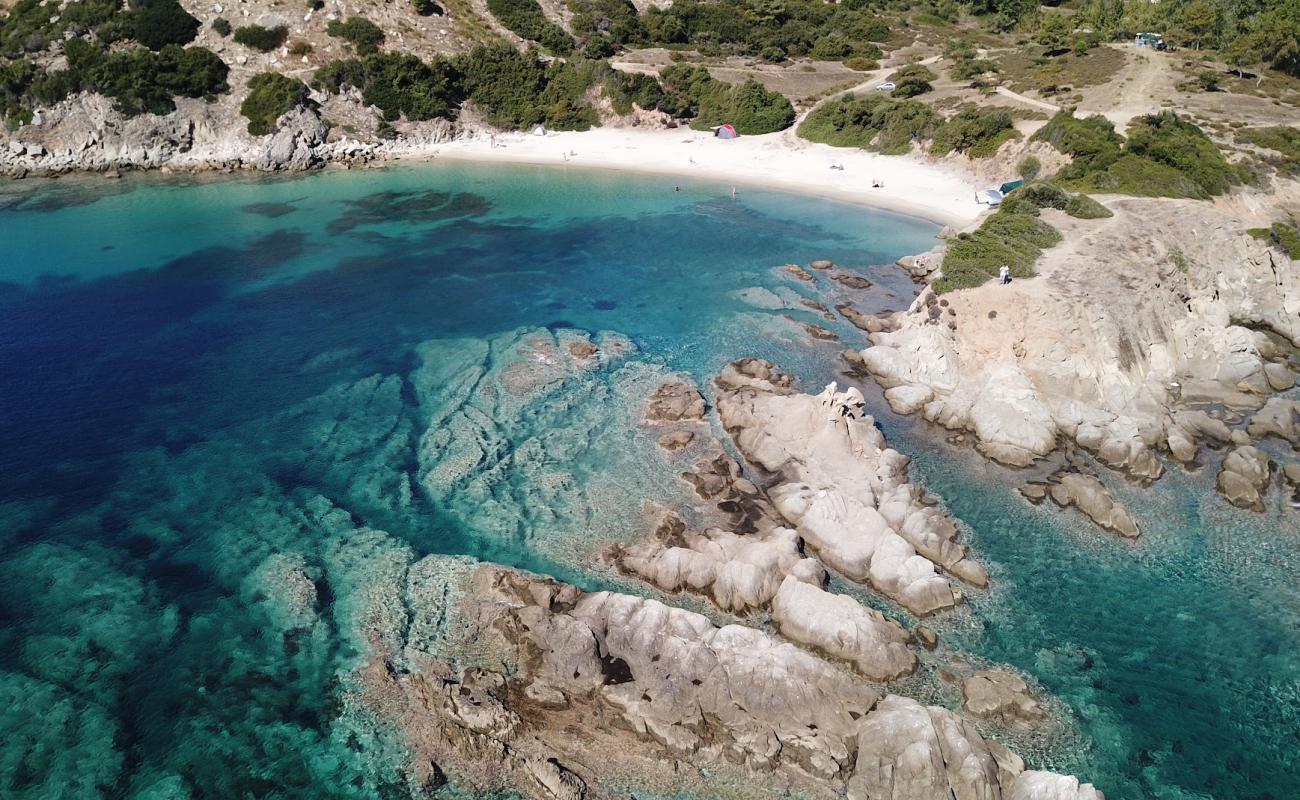 Achlada beach'in fotoğrafı parlak ince kum yüzey ile