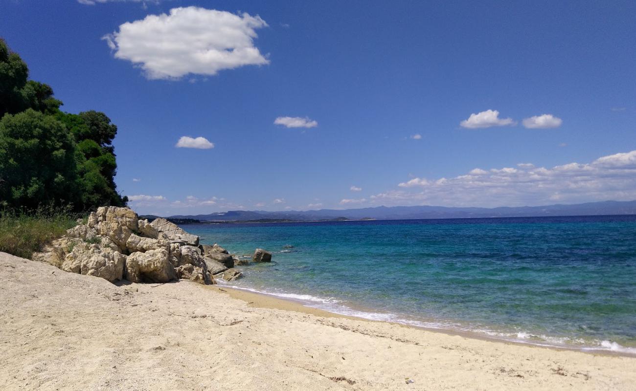 Koutloumousi beach'in fotoğrafı açık bej kum yüzey ile