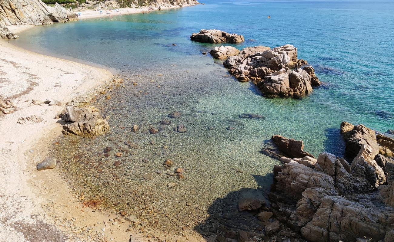 Fava beach'in fotoğrafı parlak kum yüzey ile