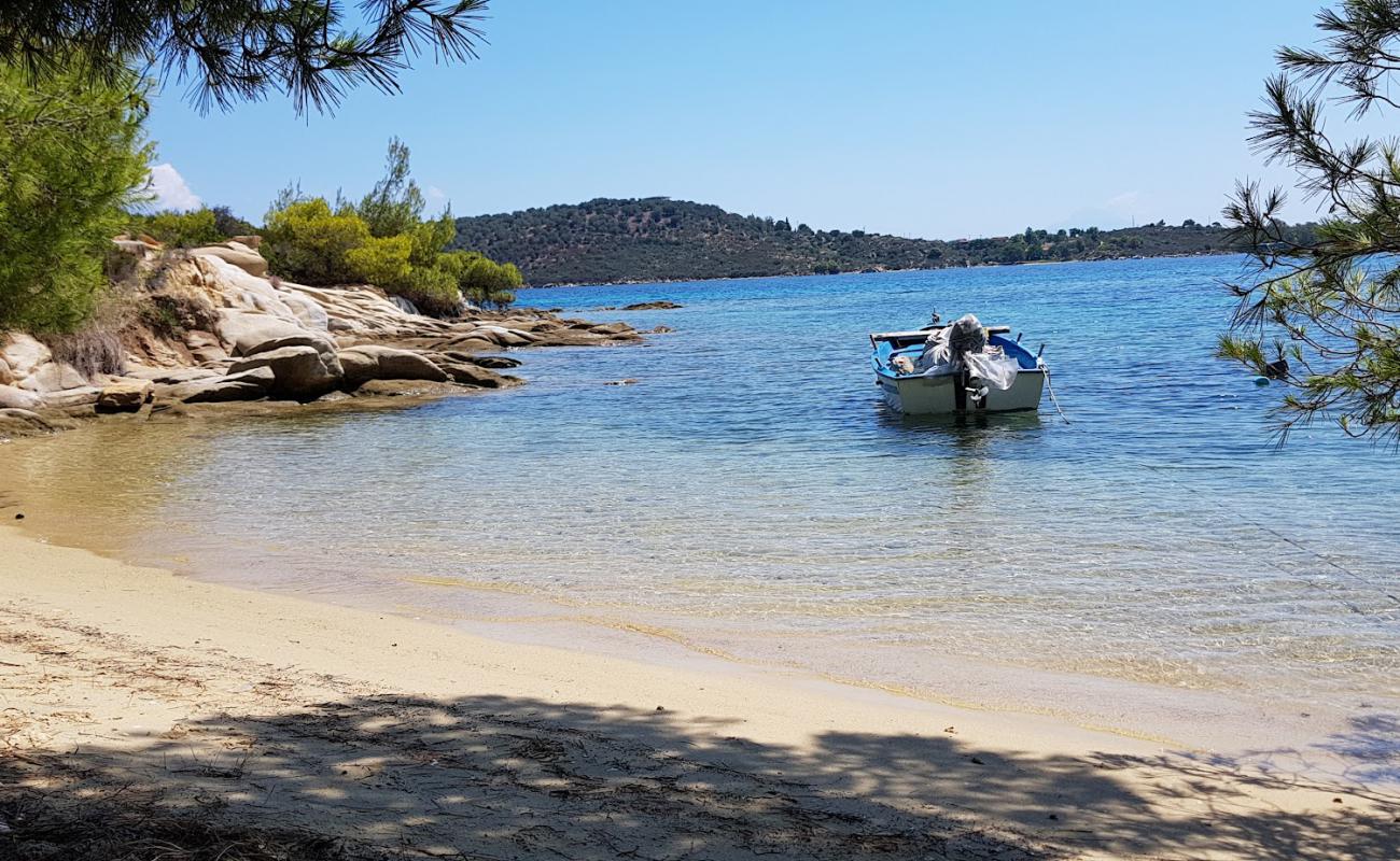 Lagonis beach V'in fotoğrafı parlak kum yüzey ile