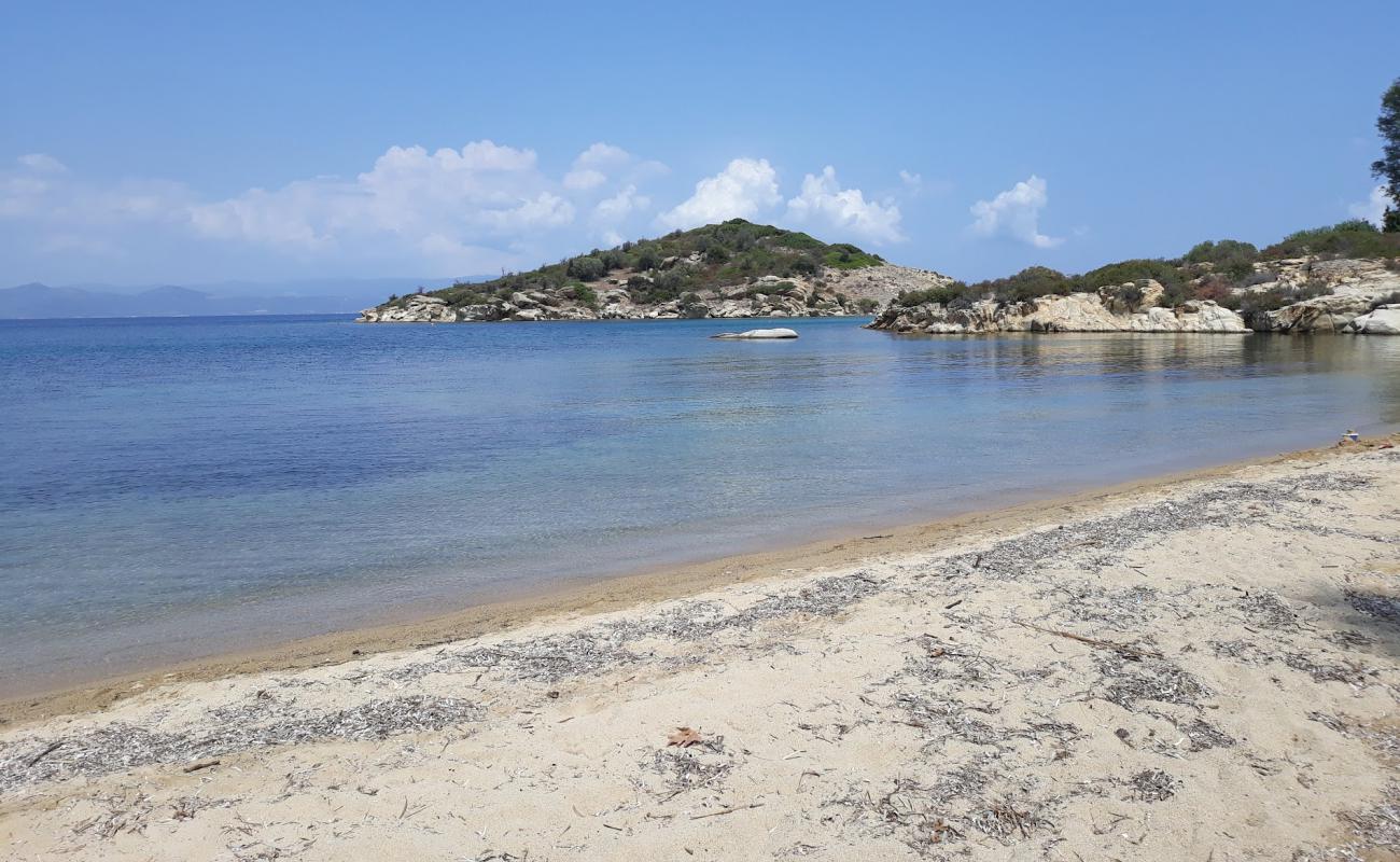 Latoura beach III'in fotoğrafı parlak kum yüzey ile