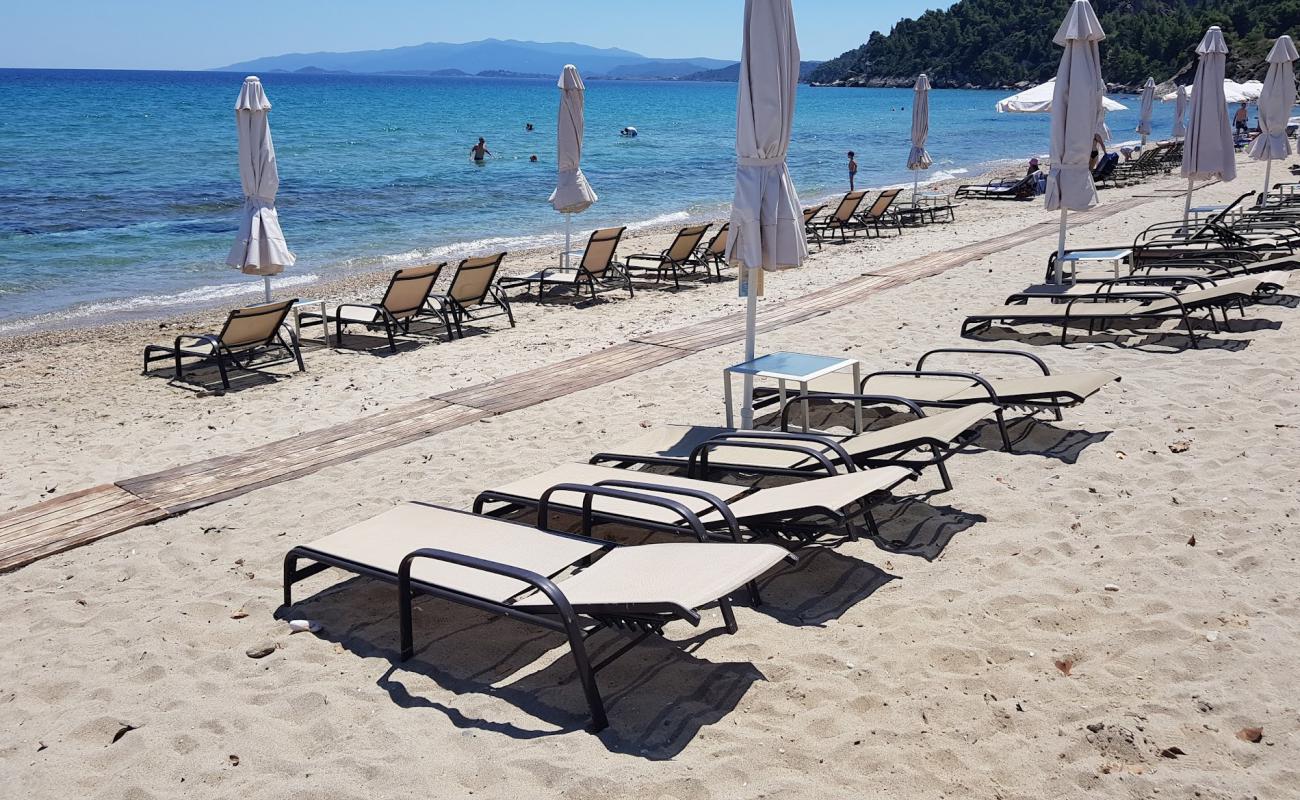 Salonikiou beach'in fotoğrafı çakıl ile kum yüzey ile