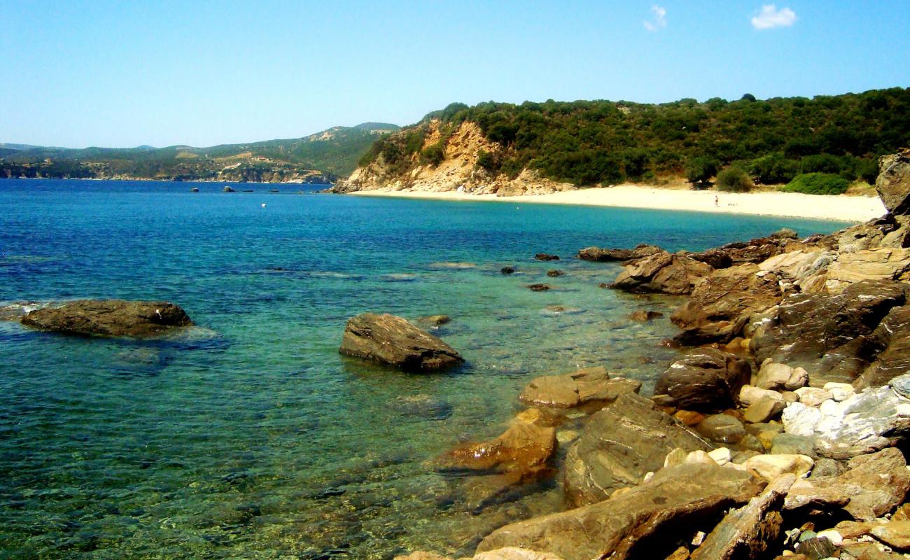 Paralia Pirgos II'in fotoğrafı siyah kum ve çakıllar yüzey ile