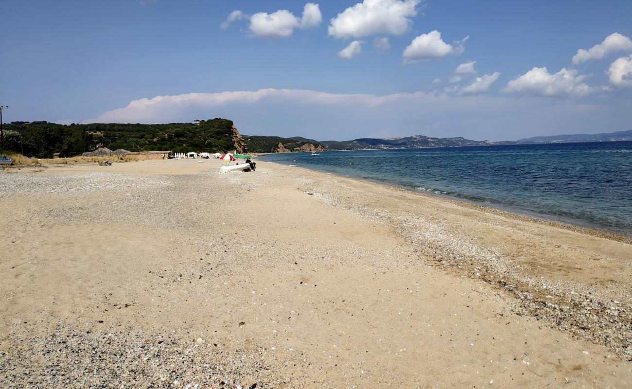 Paralia Pirgos'in fotoğrafı bej kum ve çakıl yüzey ile
