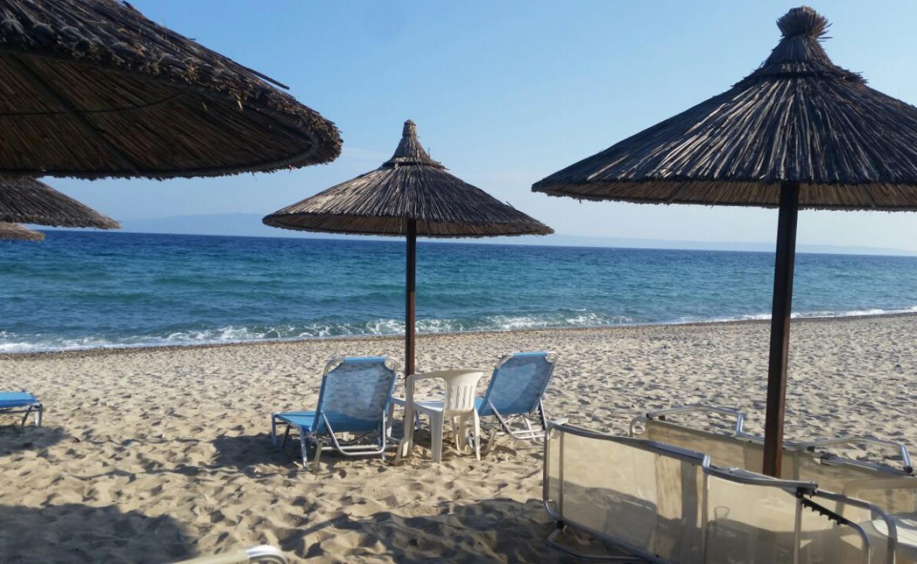 Develiki beach'in fotoğrafı bej kum ve çakıl yüzey ile