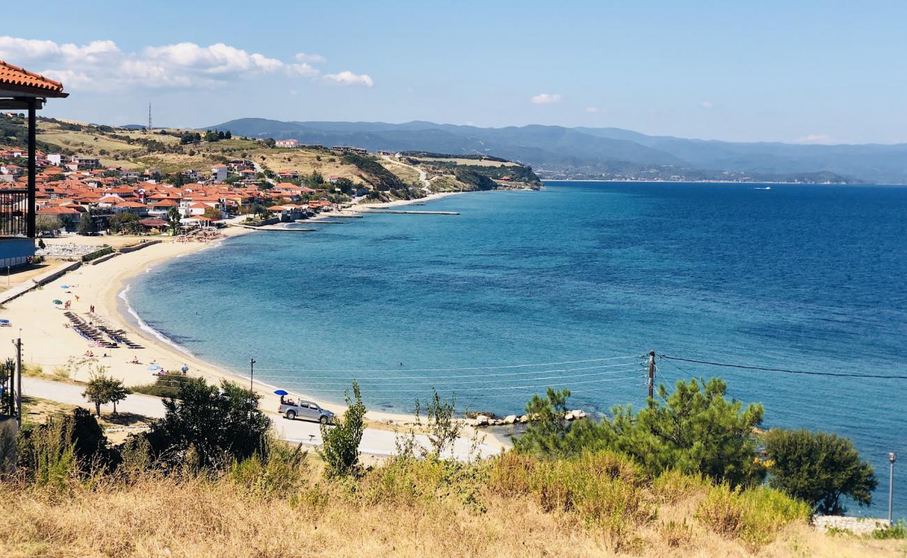 Nea Roda Beach'in fotoğrafı parlak kum yüzey ile