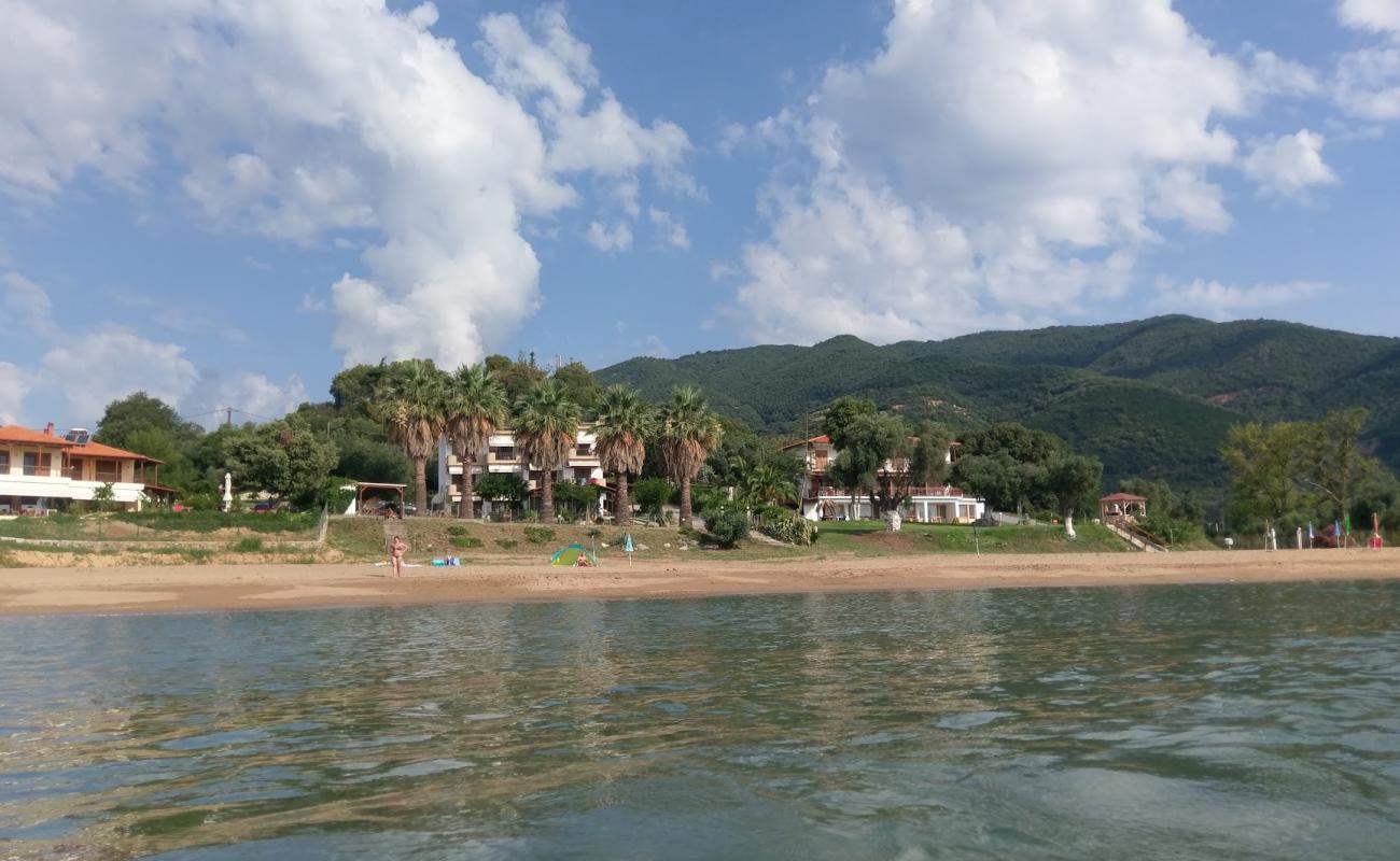 Karvounoskala Beach'in fotoğrafı gri kum yüzey ile