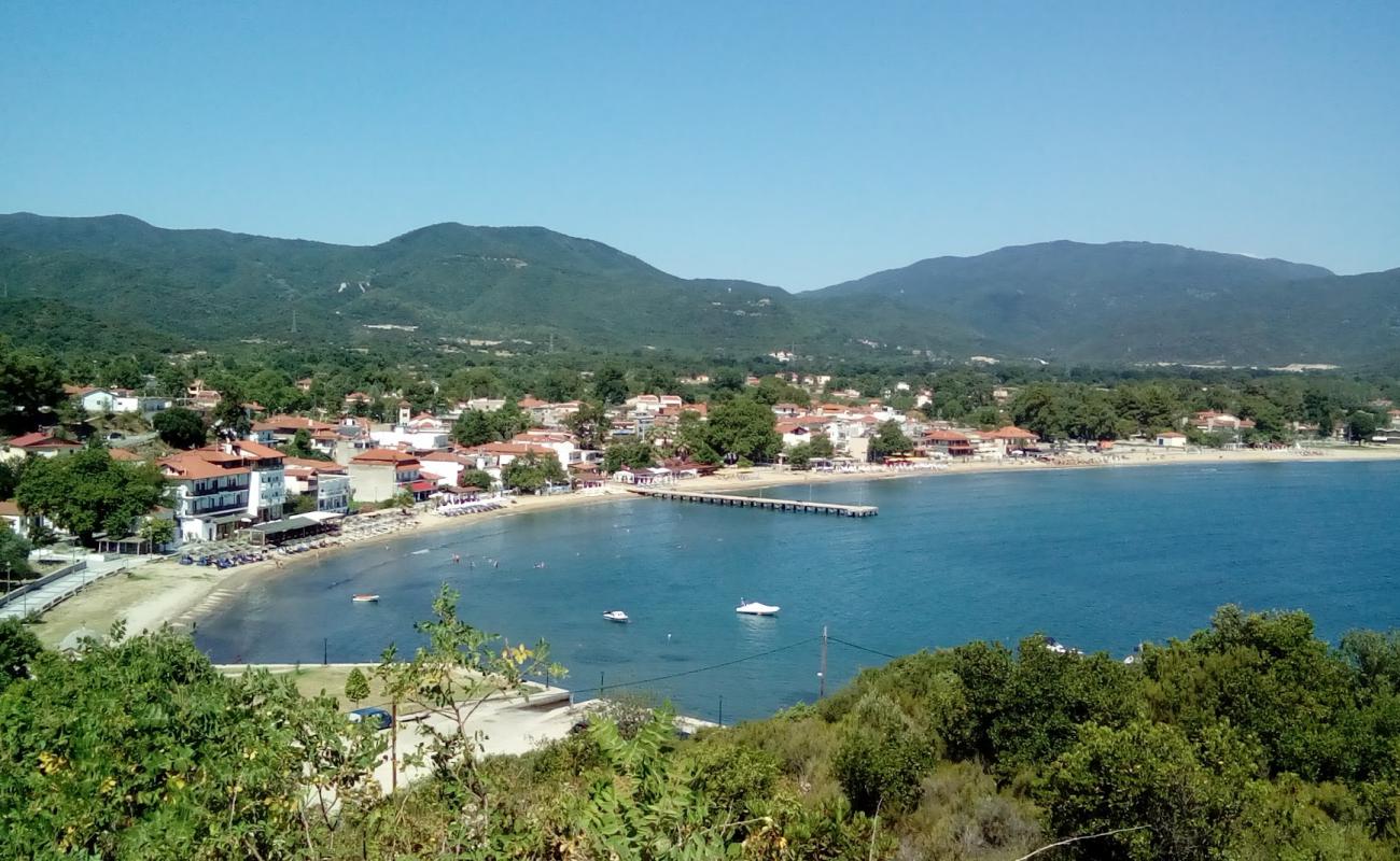 Stratoni beach'in fotoğrafı parlak kum yüzey ile