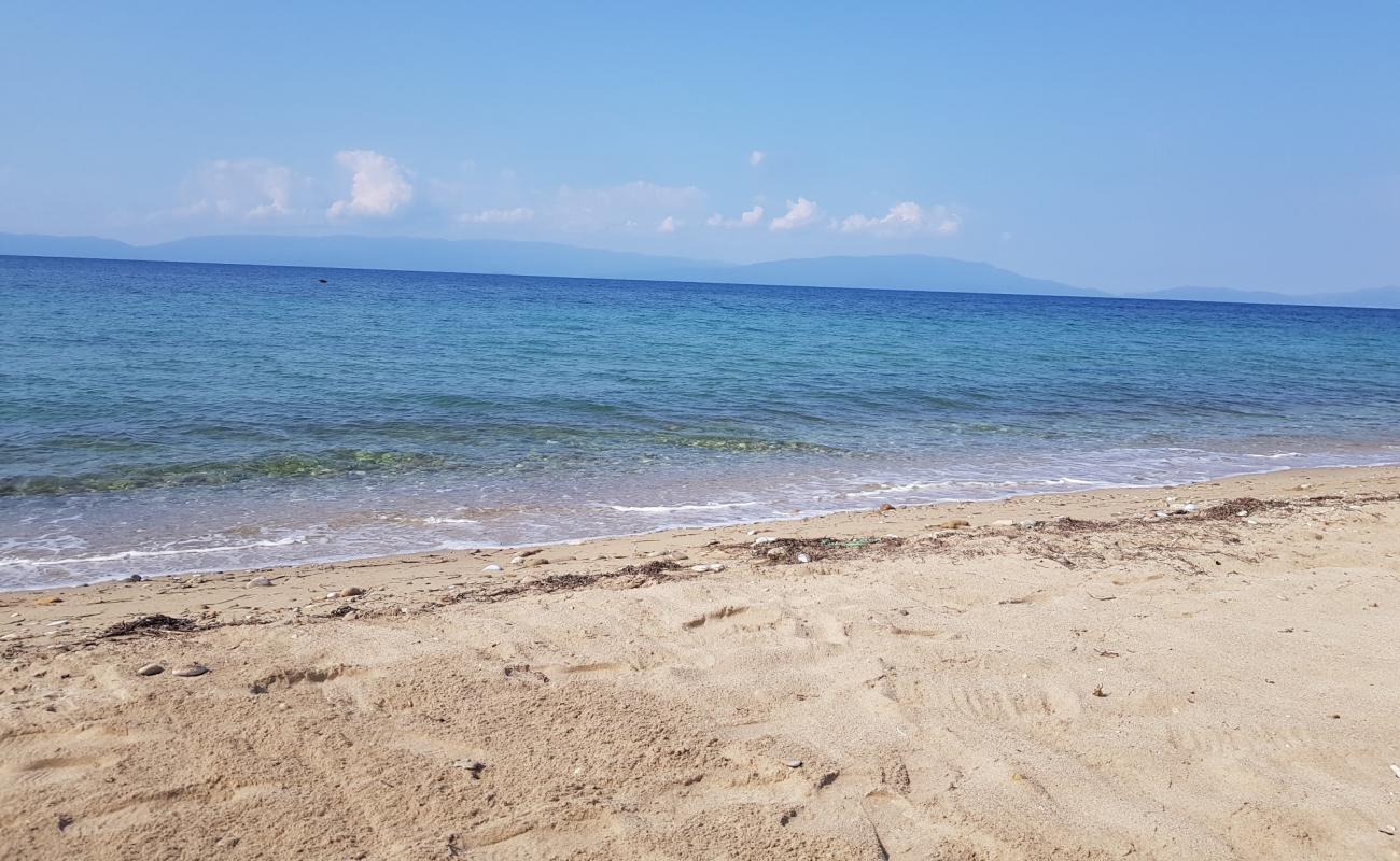 Orfano beach'in fotoğrafı beyaz kum yüzey ile
