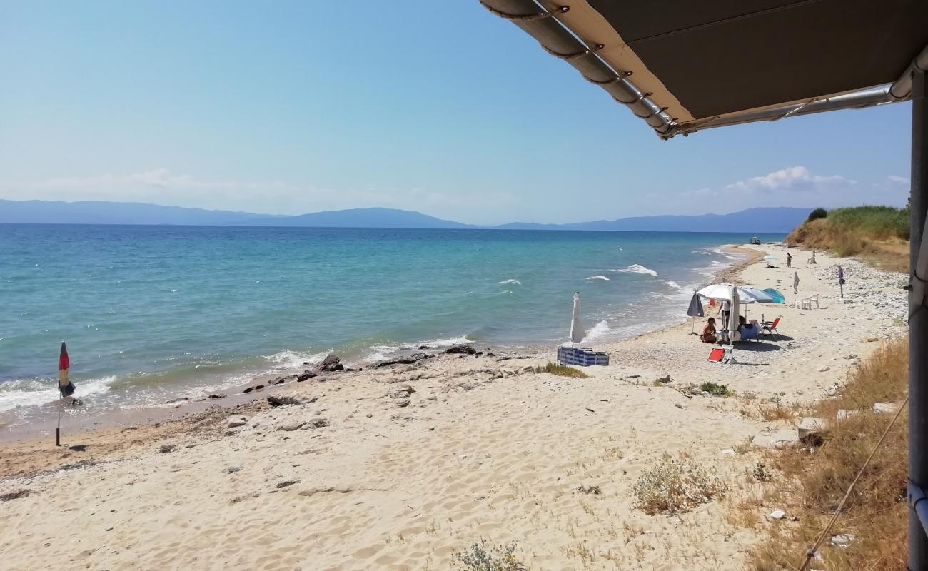 Vrysaki beach'in fotoğrafı beyaz kum yüzey ile