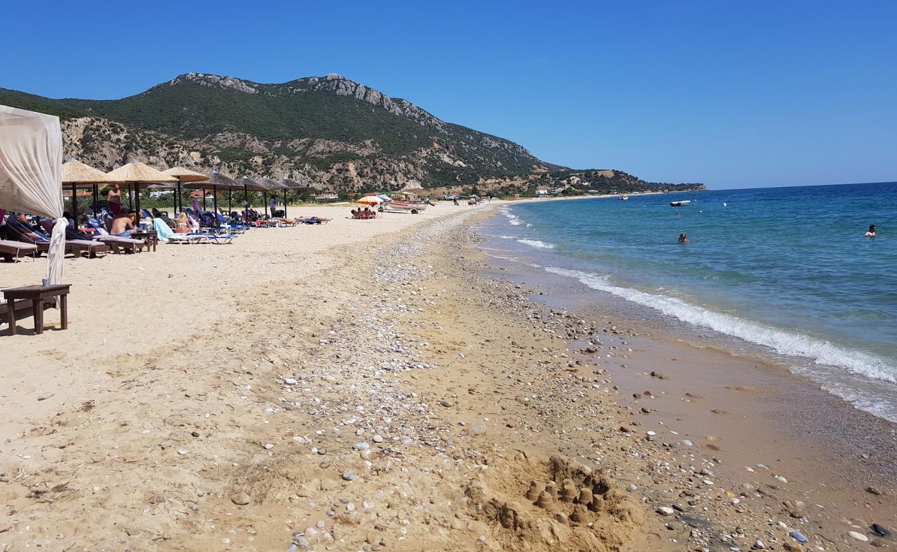 Vrysaki beach II'in fotoğrafı beyaz kum yüzey ile