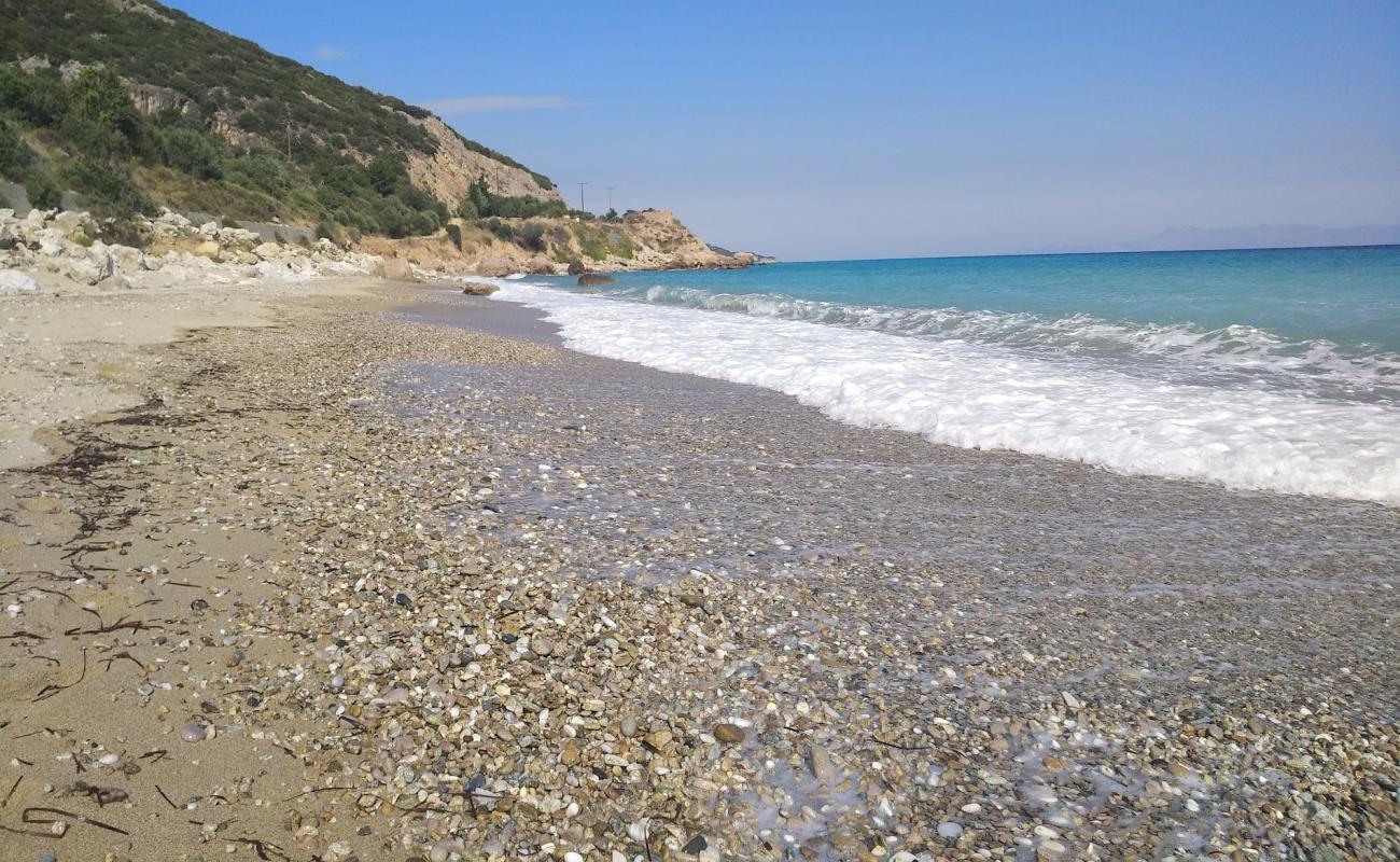 Paralia Mirtofitou'in fotoğrafı beyaz kum yüzey ile