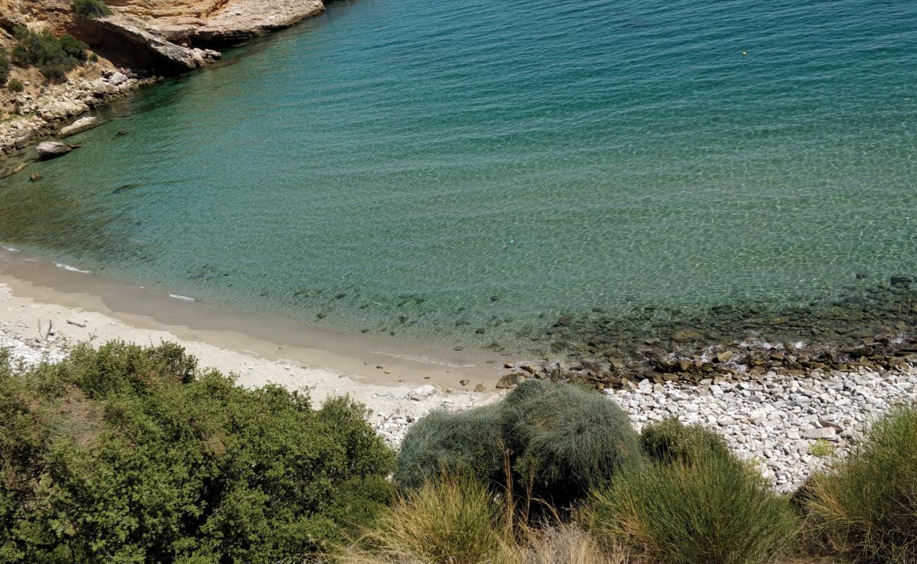 Red rocks beach'in fotoğrafı parlak kum ve kayalar yüzey ile