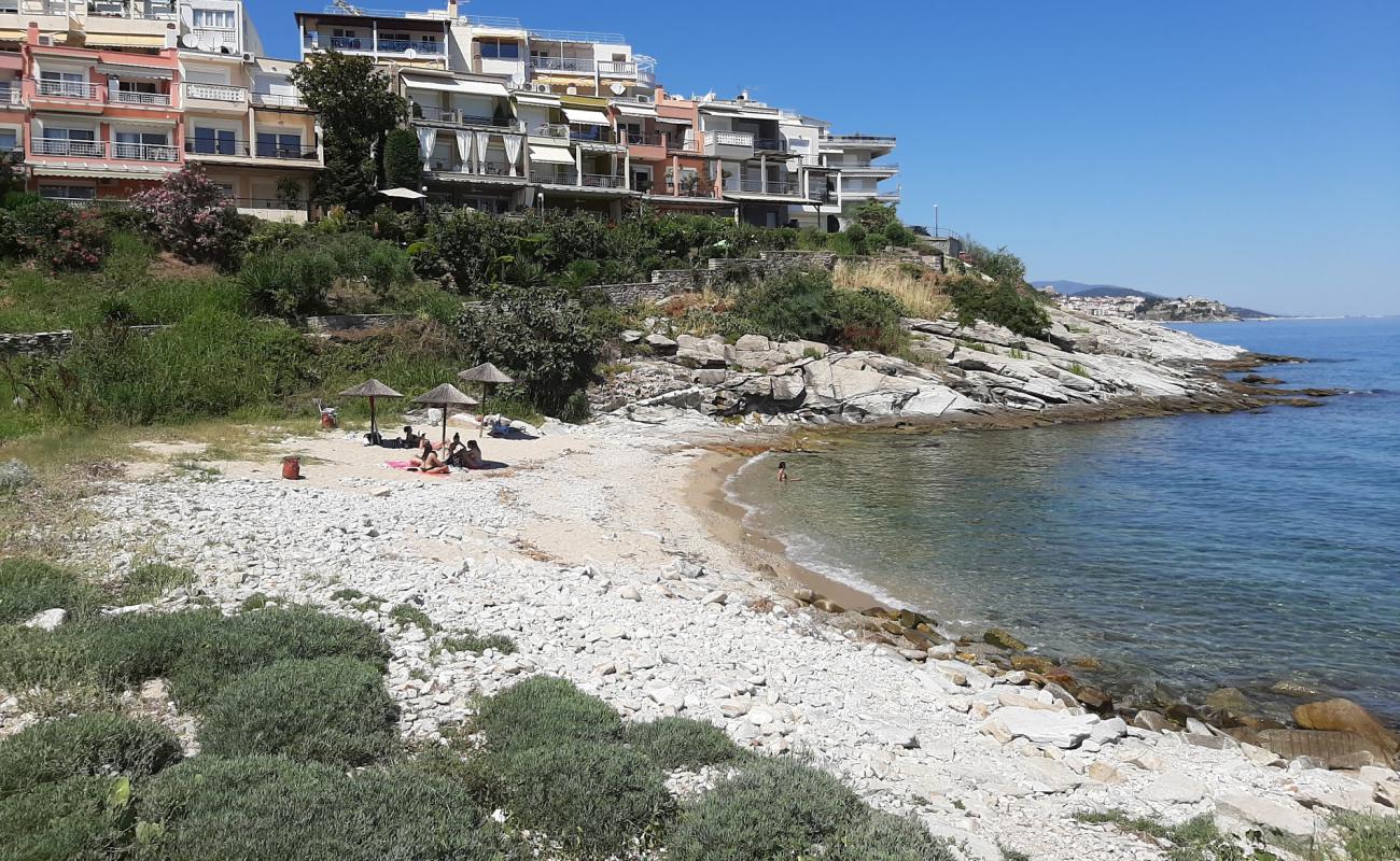 Kavala beach'in fotoğrafı parlak kum ve kayalar yüzey ile