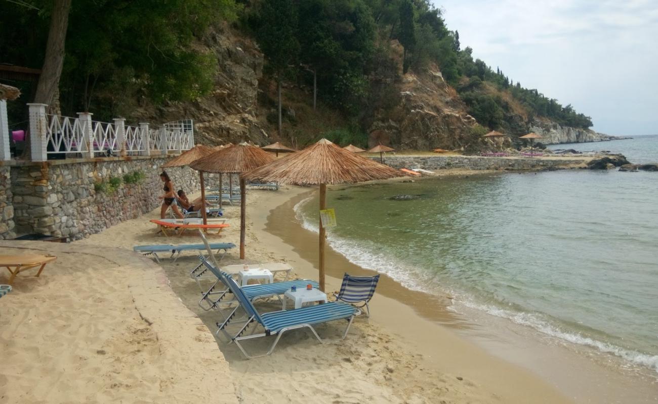 Hidden beach'in fotoğrafı parlak ince kum yüzey ile