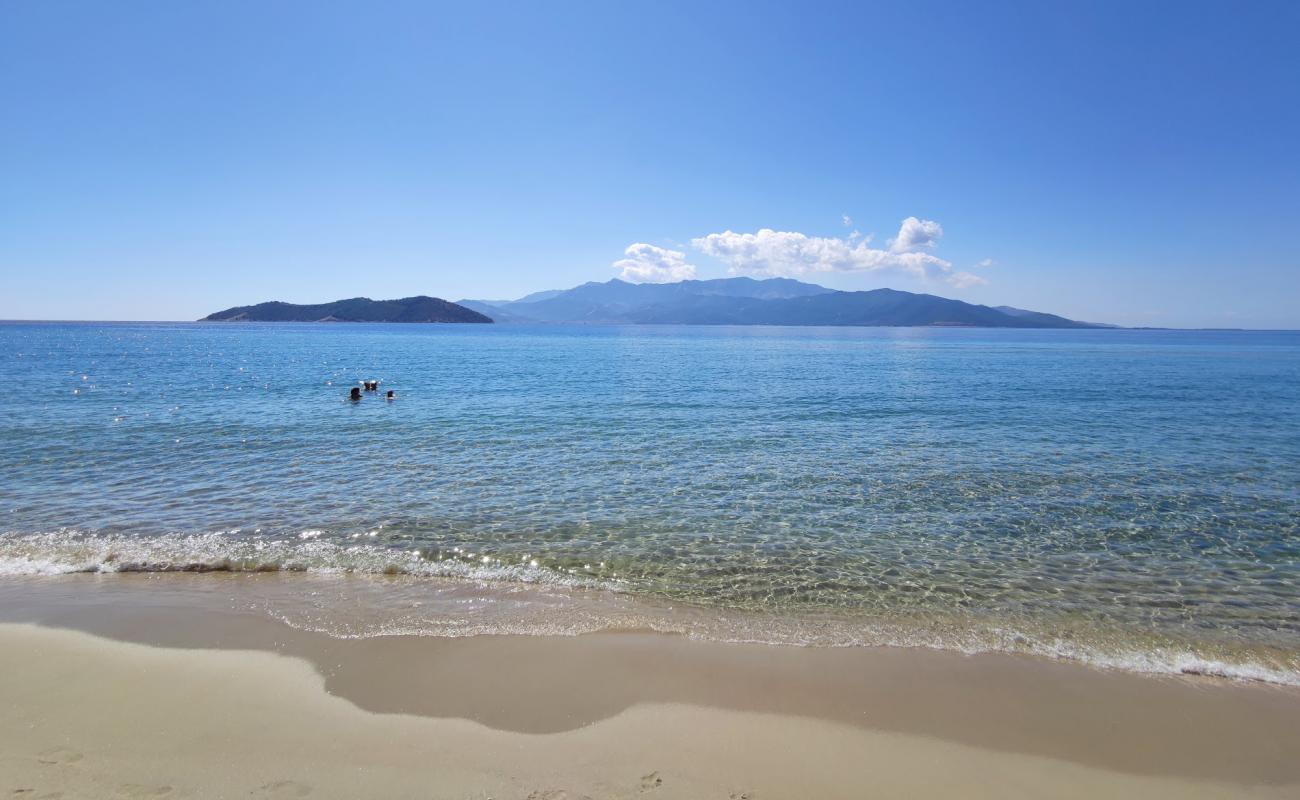 Keramoti beach'in fotoğrafı parlak ince kum yüzey ile