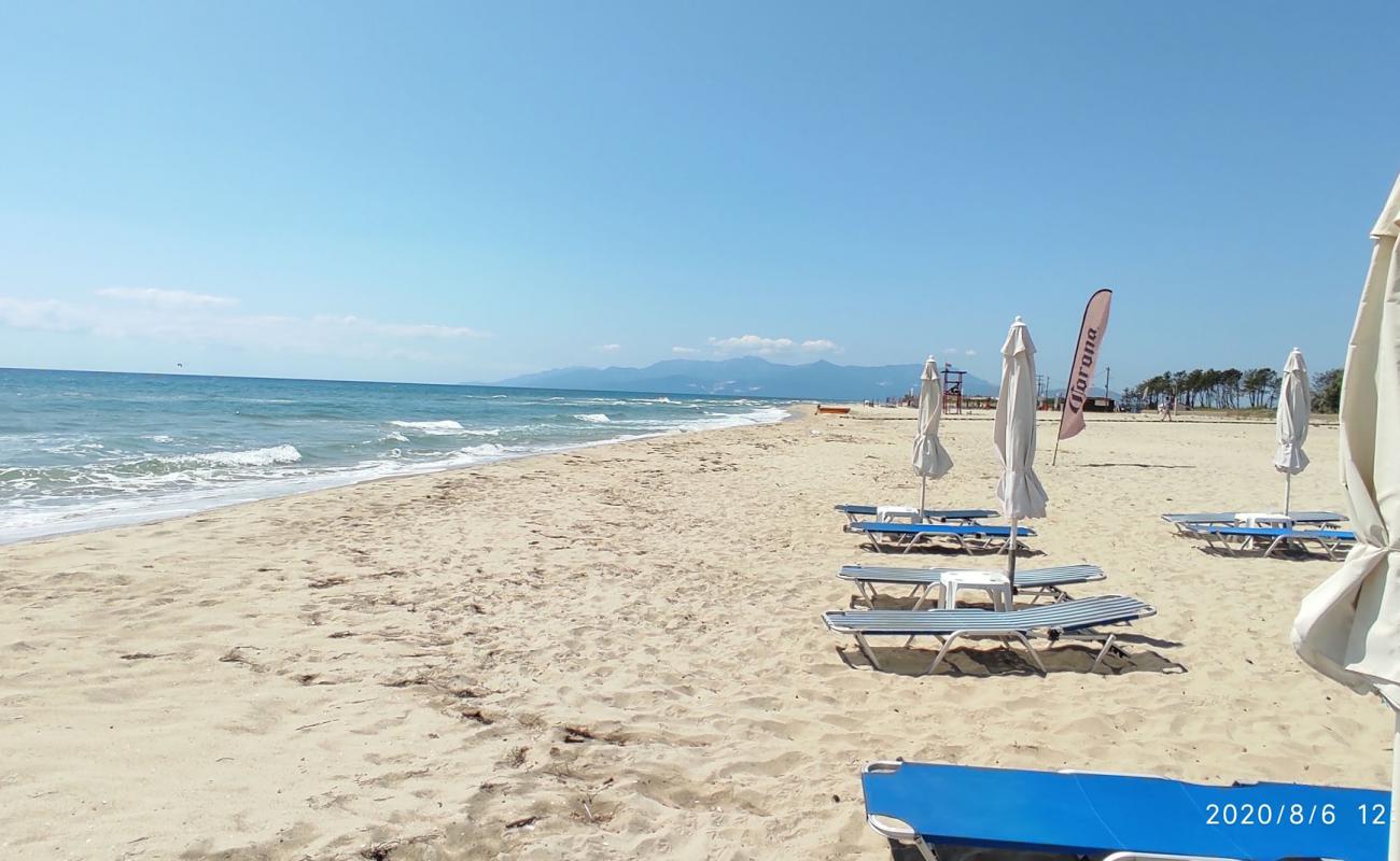 Erasmio beach'in fotoğrafı beyaz ince kum yüzey ile