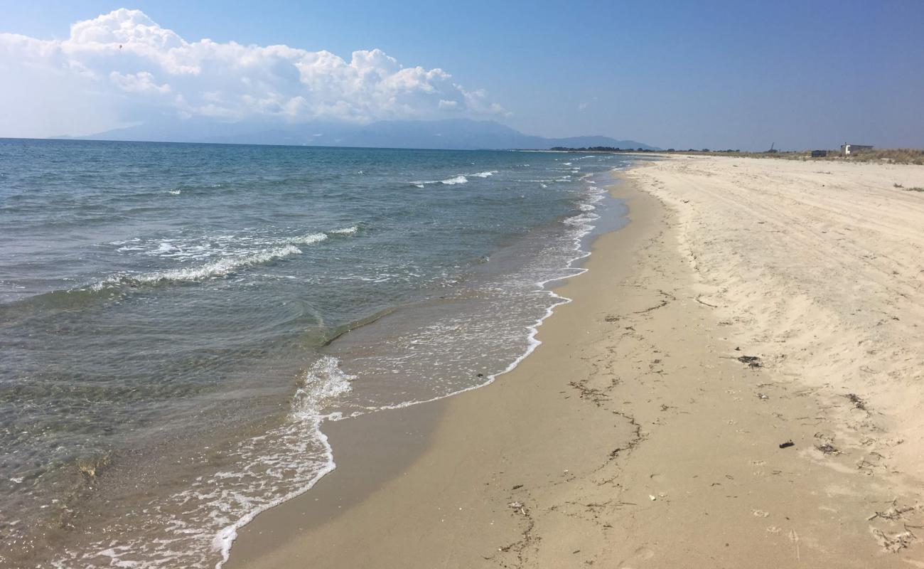 Mangana beach'in fotoğrafı beyaz kum yüzey ile