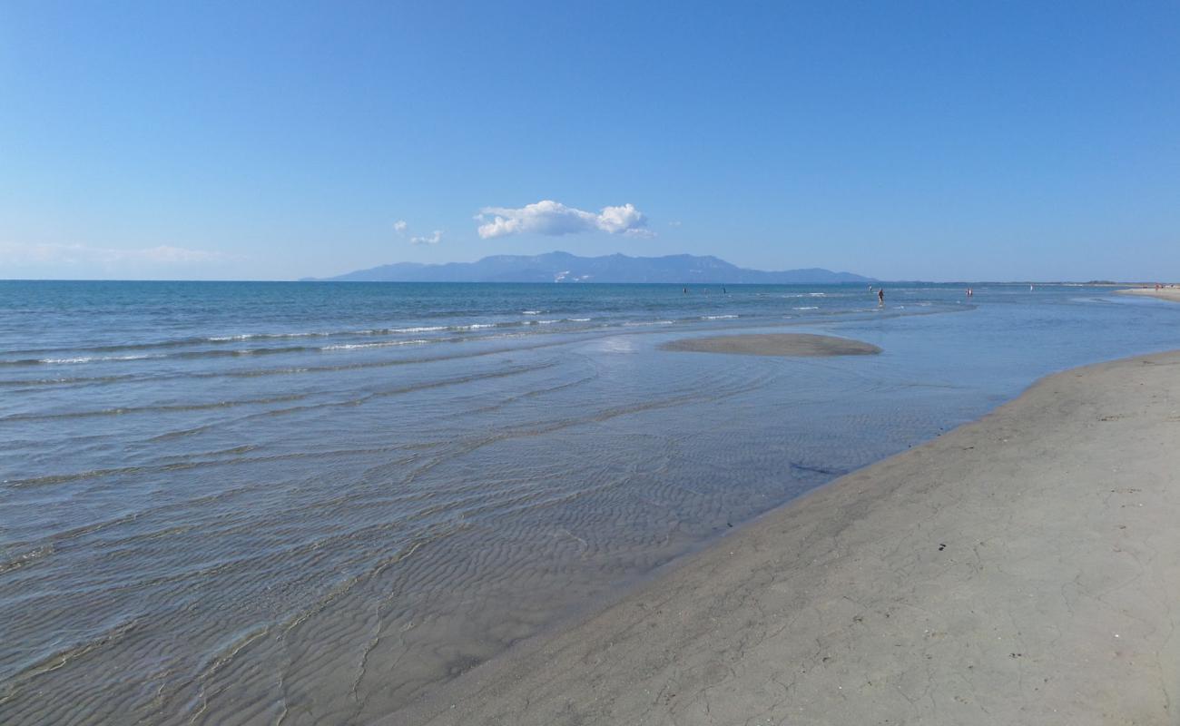 Paralia Myrodatou'in fotoğrafı beyaz kum yüzey ile