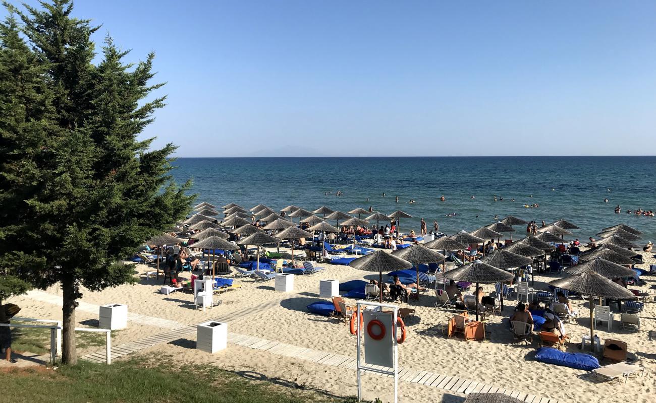 Paralia Mesis'in fotoğrafı i̇nce beyaz kum yüzey ile