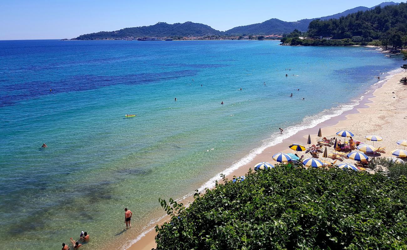 Glyfada beach'in fotoğrafı beyaz kum yüzey ile