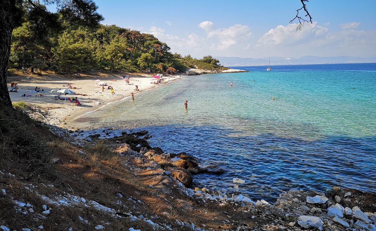 Glikadi beach'in fotoğrafı beyaz ince kum yüzey ile