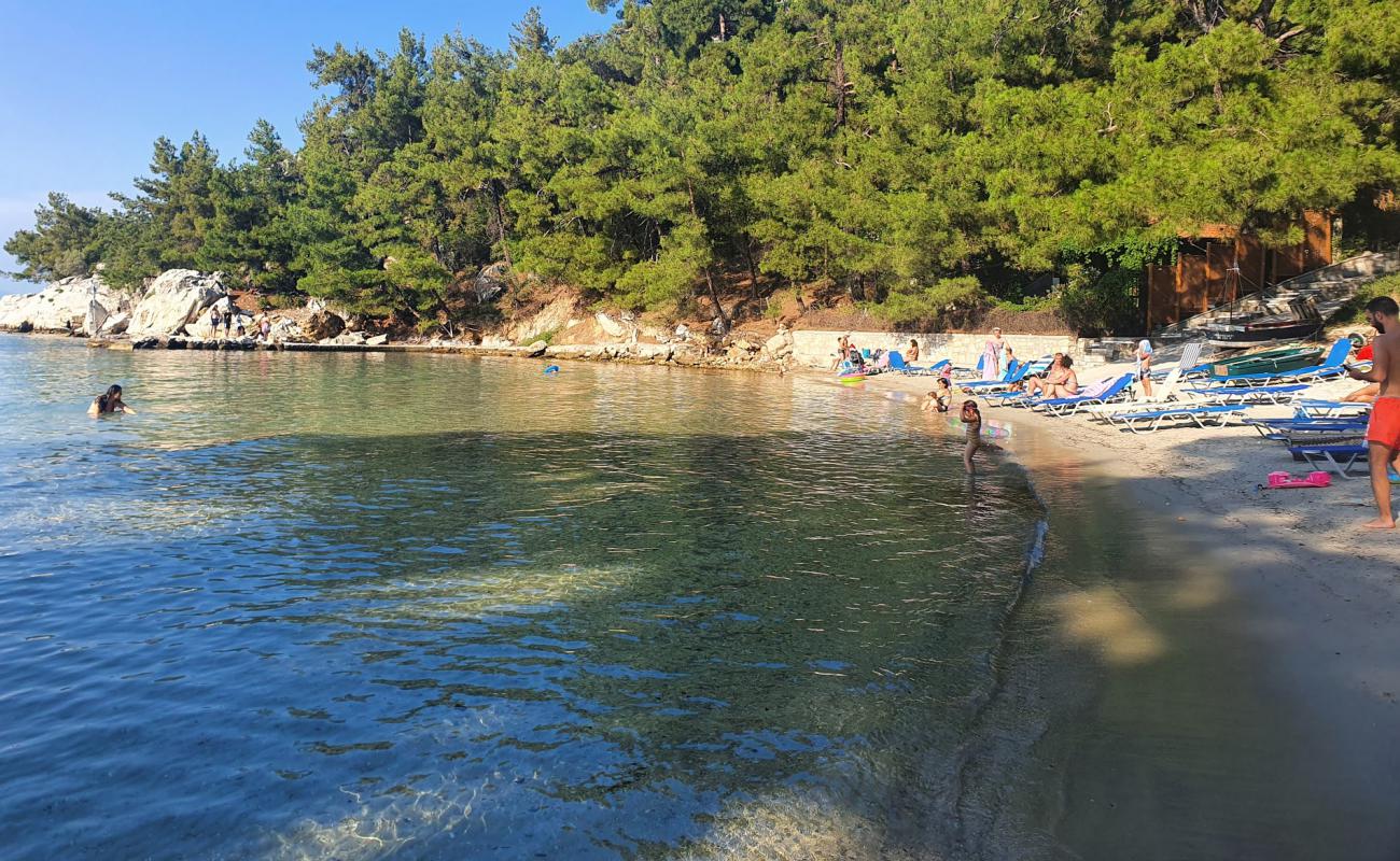 Glifoneri beach'in fotoğrafı beyaz ince kum yüzey ile