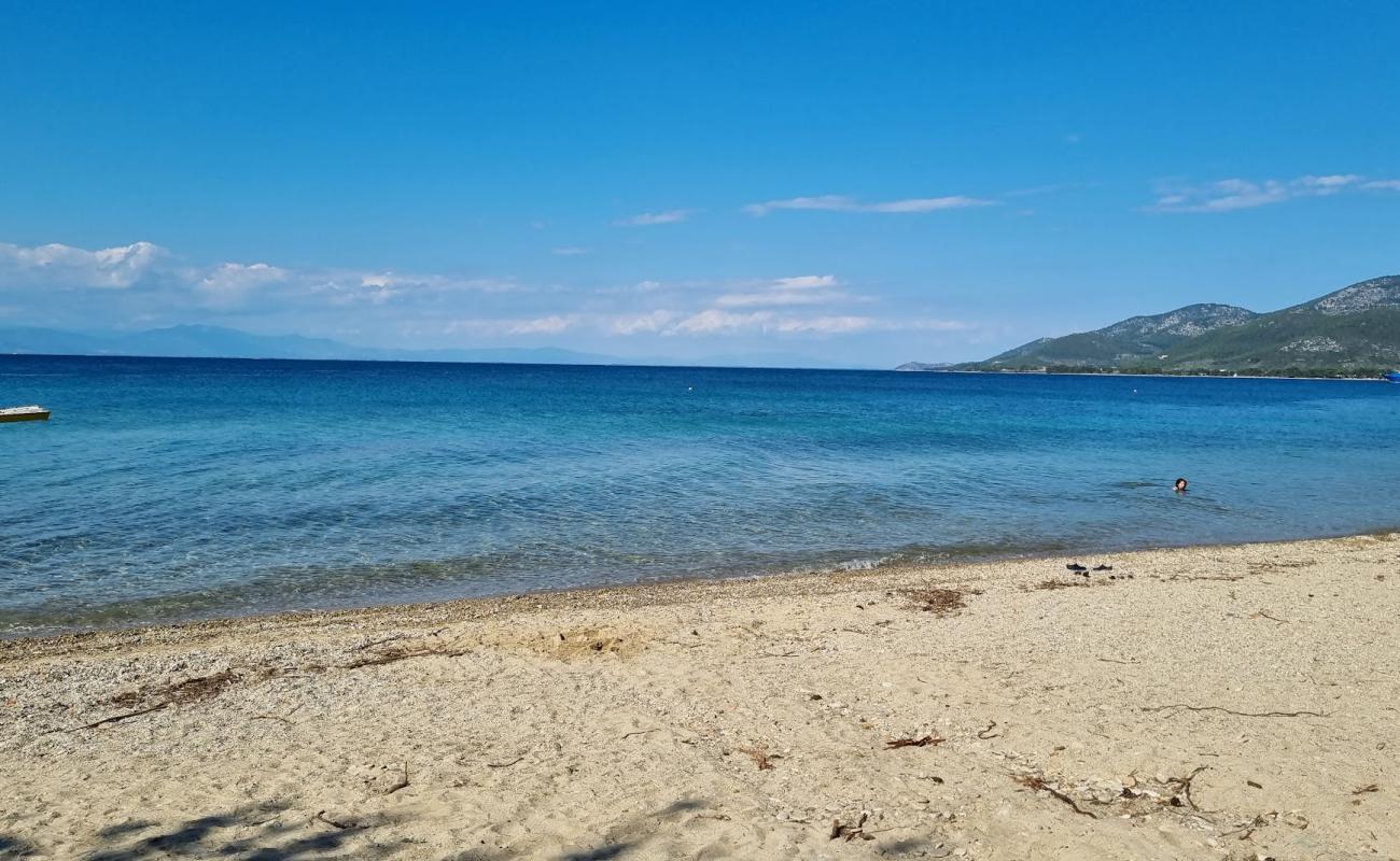 Prinou beach'in fotoğrafı parlak kum yüzey ile