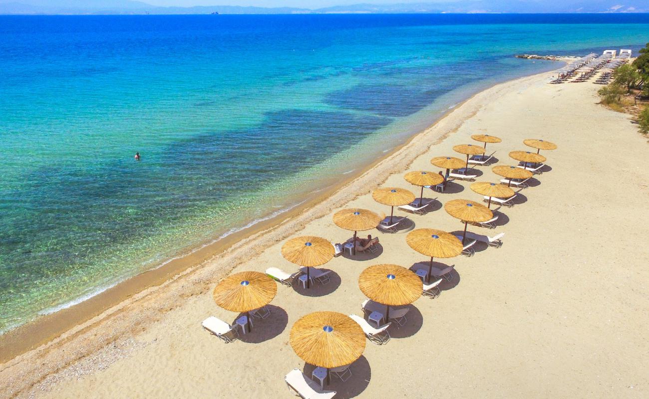 Etisies beach'in fotoğrafı açık bej kum yüzey ile