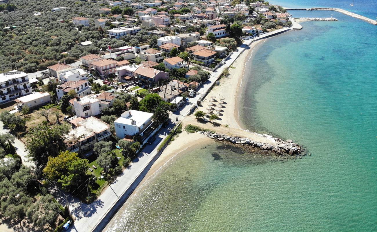 Skala Sotiros beach'in fotoğrafı açık bej kum yüzey ile