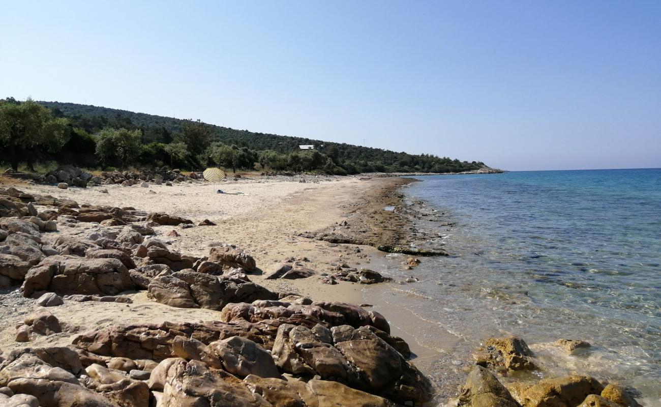 Pefkaria beach'in fotoğrafı bej kum ve kayalar yüzey ile
