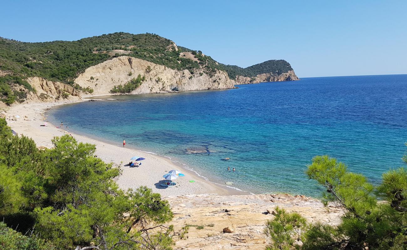 Fari beach'in fotoğrafı küçük bej çakıl yüzey ile