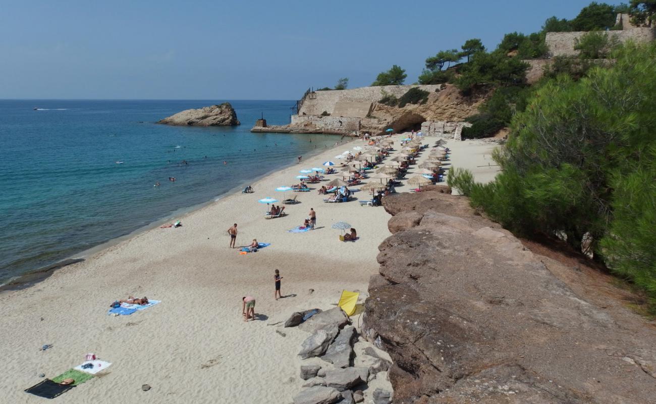 Metalia beach'in fotoğrafı hafif ince çakıl taş yüzey ile