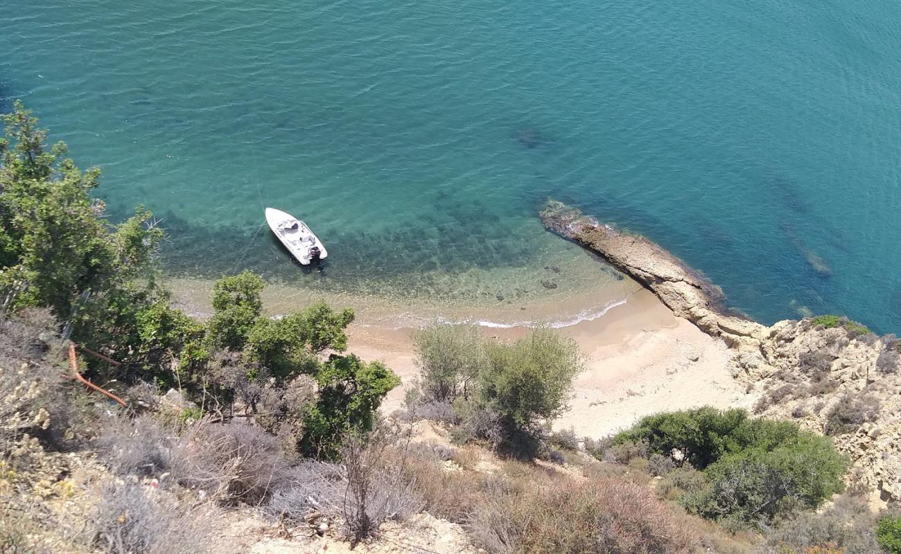 Vulos beach'in fotoğrafı hafif çakıl yüzey ile