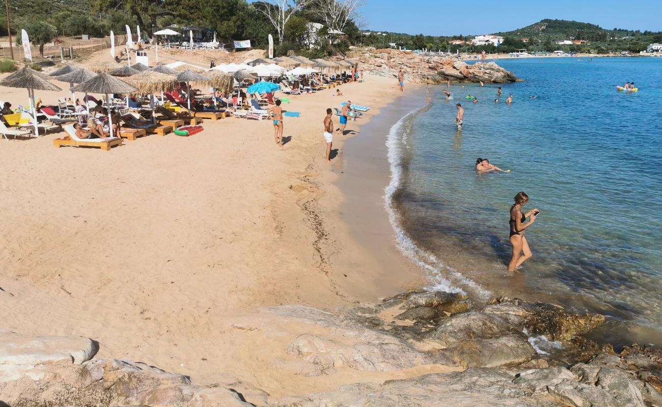 Astrida beach'in fotoğrafı açık bej kum yüzey ile